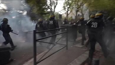 Francia, tensione alle proteste degli studenti: scontri tra polizia e manifestanti a Saint-Denis