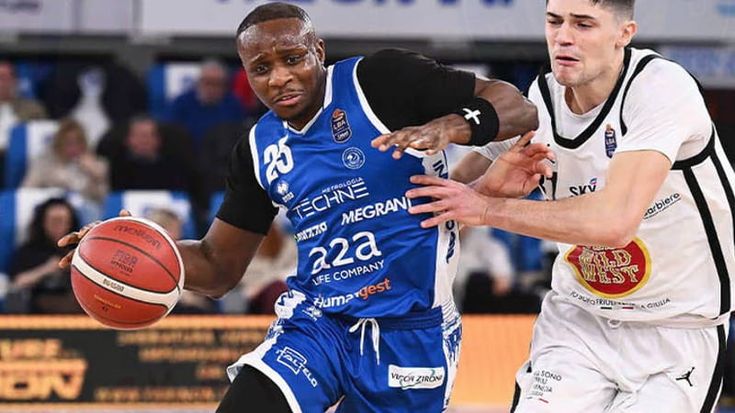Basket: Brescia soffre ma piega Udine, colpo di Cantù a Reggio Emilia