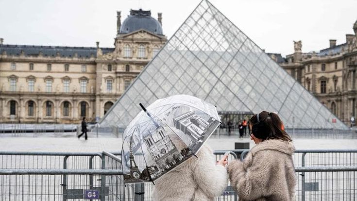 Il Louvre ancora nei guai per una perdita d’acqua: allagata anche una sala con capolavori italiani