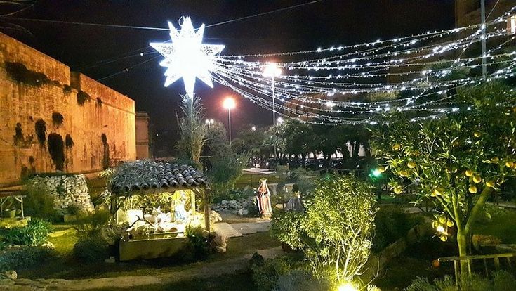 Lecce, il presepe sorge attorno alle mura del castello