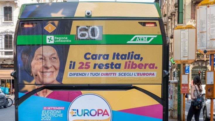 Elezioni politiche, bus e taxi rivestiti: la sfida tra big di partito viaggia per Milano