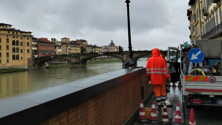 Tornano i lampioni sul Lungarno degli Acciaiuoli