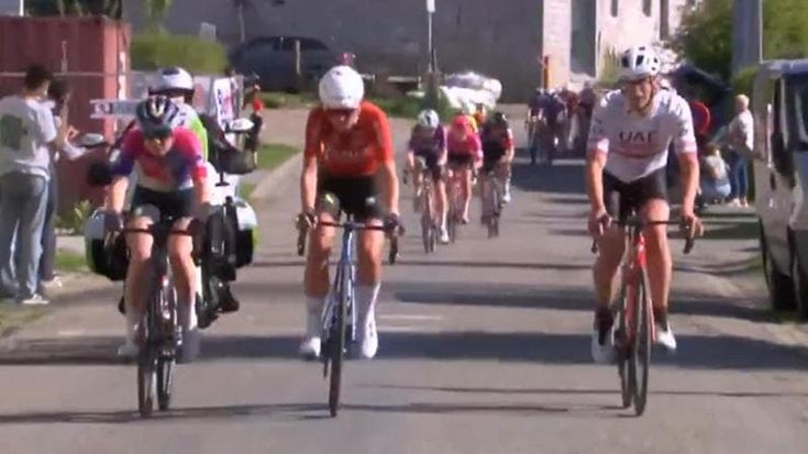Un cicloamatore entra sul percorso della Liegi femminile e si mette a ruota delle migliori: il video
