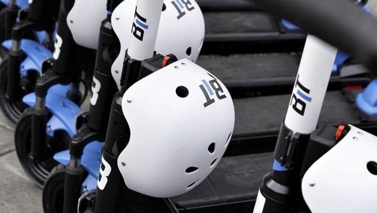 Nuovi monopattini a noleggio con il casco: "Puntiamo alla sicurezza".