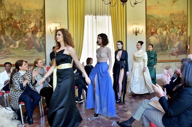 Scuola, scambi all'estero per le ragazze dei licei di moda: la sfilata racconta il tema del viaggio