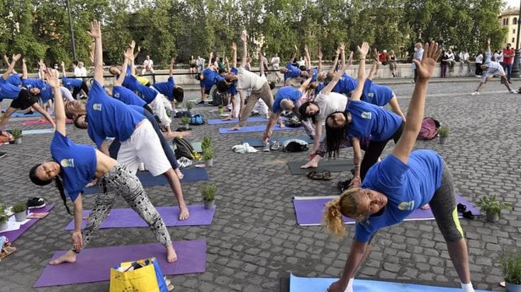 Yoga in riva al fiume per far rivivere i Murazzi anche di giorno