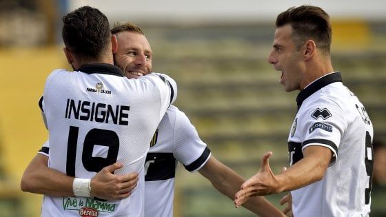 Il Parma batte l'Avellino, fa tris e vede la vetta della classifica 