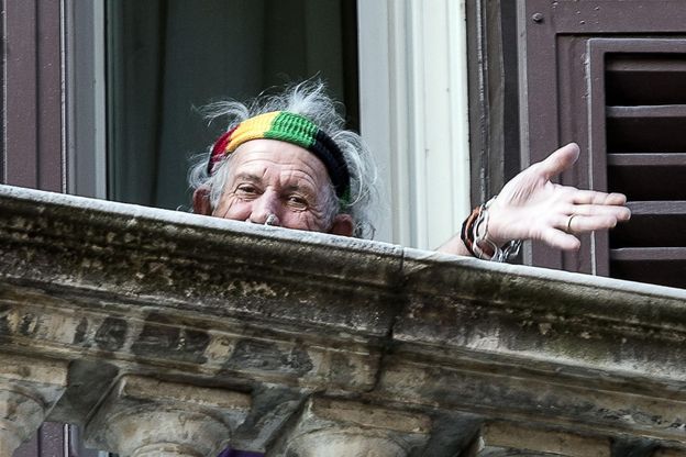 Rolling Stones a Roma, i fan sotto l'hotel St. Regis: il saluto di <span class="gwt-InlineHTML kpm3-ContentLabel">Keith Richards </span>