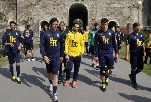Parma, l'allenamento è nel parco tra la gente
