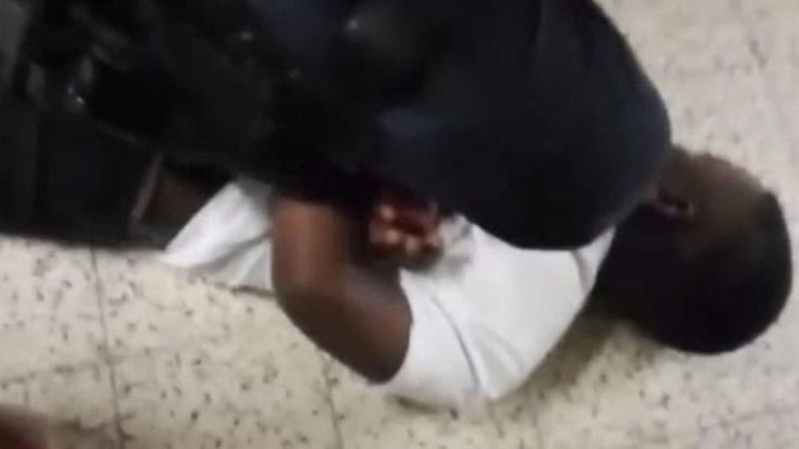 Bambino di 9 anni bloccato a terra dalla polizia in una scuola belga