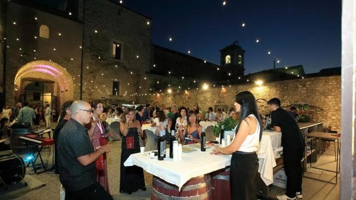 “Calici di stelle”, omaggio al Taurasi tra piazza e castello
