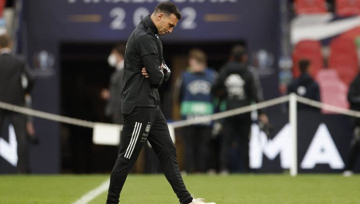 Scaloni: "Italia immeritatamente fuori dal mondiale. Dybala? L'importante è che giochi, non dove"