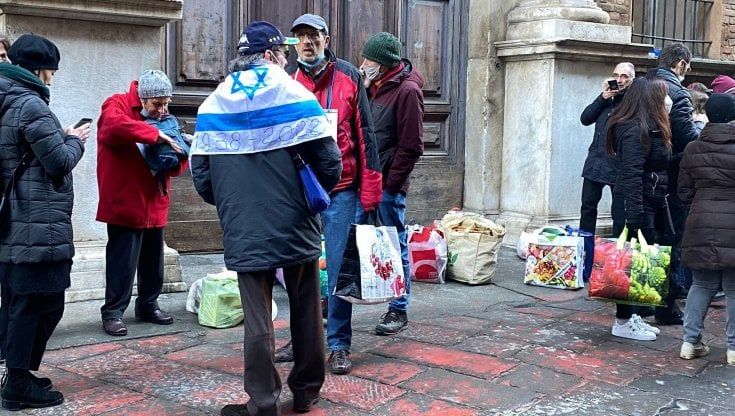Bandiere d'Israele e volantini sulla Shoah, l'oltraggio dei No Vax torinesi nel Giorno della Memoria