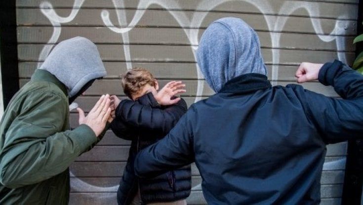 Patteggiano e tornano in libertà due ventenni che terrorizzavano i ragazzini a Parma