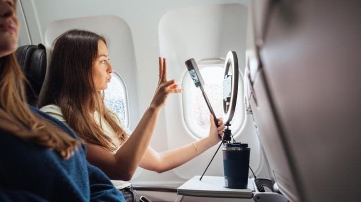 Voli in aereo, il nuovo galateo fa i conti con smartphone e social