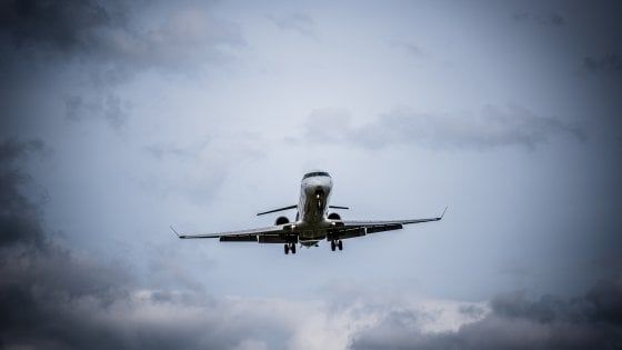Allacciate le cinture, turbolenze in aumento. Gli scienziati: "Colpa del cambiamento climatico"