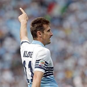 Klose da record: supera Totti nel derby tra veterani-goleador