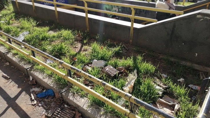 Piazza Medaglie d’Oro: rifiuti e bottiglie tra le aiuole, Giardini Ruotolo nell’abbandono