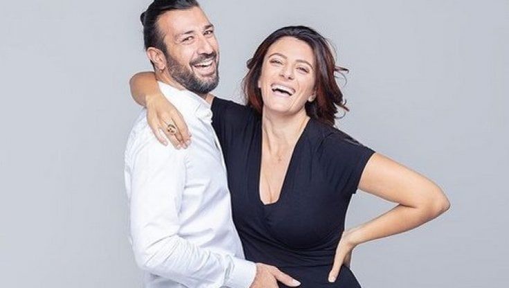 Lele Spedicato e Clio Evans aspettano un figlio: per il chitarrista dei Negramaro vince la vita dopo l'emorragia cerebrale nel 2018. "Da aprile saremo in quattro"
