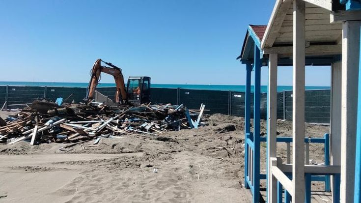 Ostia, le ruspe abbattono l’Aneme e Core: al suo posto una spiaggia libera