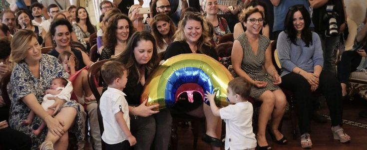 Napoli, festa per 9 famiglie arcobaleno: registrano l'atto di nascita dei figli con due genitori
