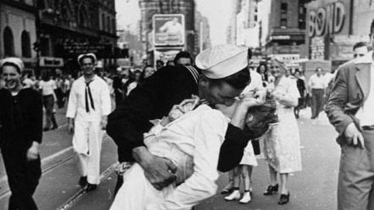 “Il bacio” di Eisenstaedt perde un altro protagonista