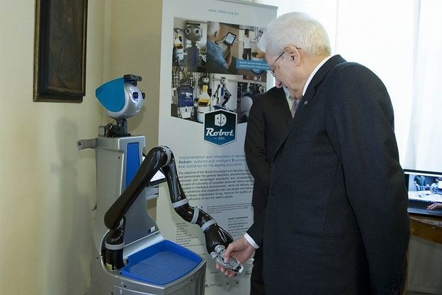 Il presidente Mattarella stringe la mano al robot: "Ho toccato il futuro" 