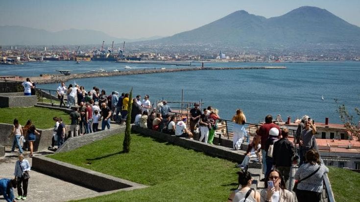 Napoli, boom Monte Echia: 5mila e 200 accessi all’ascensore e continua l’assalto dei turisti in città
