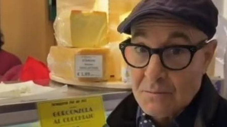 Stanley Tucci al Mercato comunale Wagner assaggia la ricotta: “Uno dei miei formaggi preferiti”