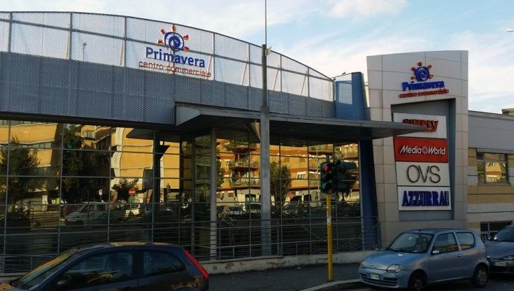 Roma, tenta di introdursi nel centro commerciale dal condotto per l'aria: ladro 30enne muore incastrato 