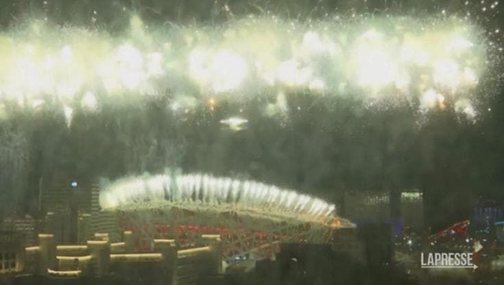 Pechino 2022, al via le Olimpiadi invernali: i fuochi d'artificio illuminano lo stadio nazionale