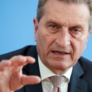 Il commissario Oettinger, una lunga storia di gaffe e legami inopportuni