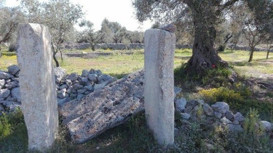 Salento, distrutto il dolmen di Carpignano. Il sindaco: "Aiutateci a trovare i vandali" 