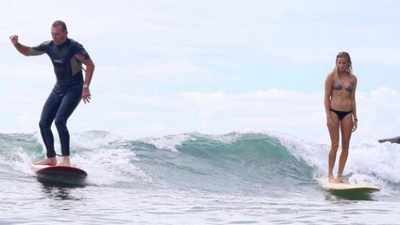 ''Quest'onda è mia'', gara di surf tra la teenager e l'ex primo ministro australiano