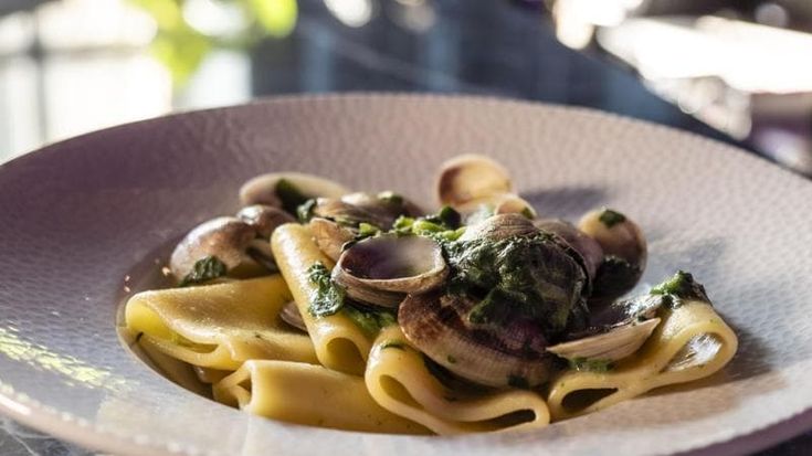Da cocktail bar a bistrot di mare, la svolta di Gunè Next Door: "Omaggio a radici e piatti del Sud"