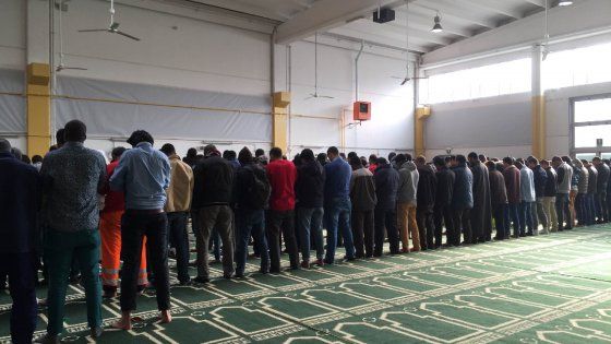 Islam, appello della comunità di Parma: "Umiliante pregare in un capannone"
