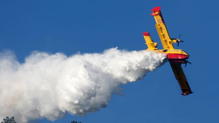 Nella centrale dei Canadair, la battaglia tra acqua e fuoco. “Mai il Nord così in difficoltà”