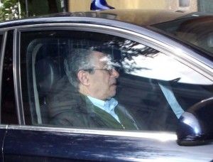 Bossi punta l'indice contro Maroni<br />"E' un complotto, non mi dimetto"