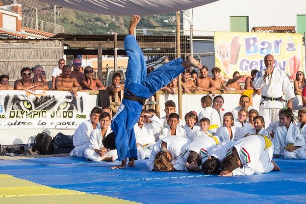Forio d'Ischia, judo in spiaggia con Maddaloni
