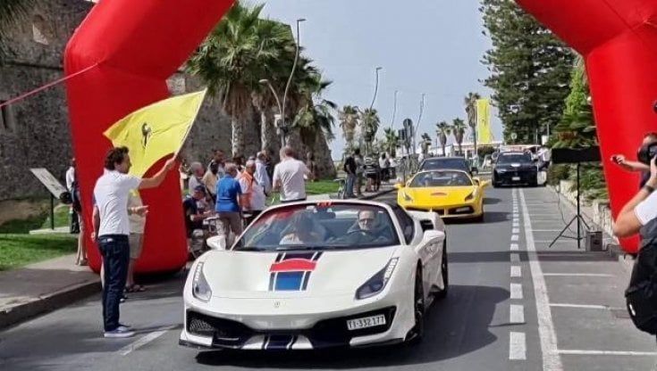 Cavalcade Riviera, un museo a cielo aperto: le Ferrari fanno mostra di sè
