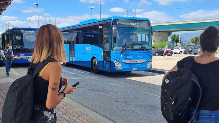 Firenze, abbonamenti bus per gli universitari: arriva la Carta bianco-rossa