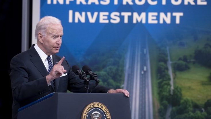 Biden vuole tagliare le tasse sulla benzina per l’estate. La Fed: rischio recessione