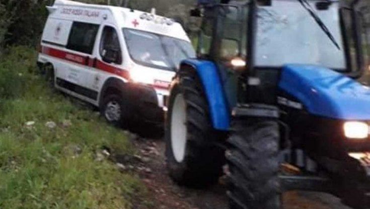 Ambulanza per vaccinazioni impantanata in un sentiero, liberata da un agricoltore