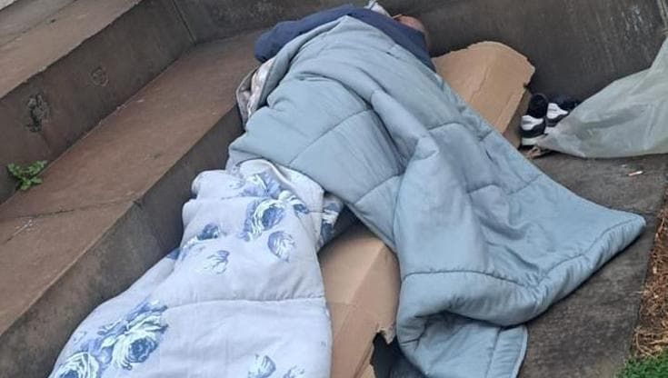 Napoli, piazza dei Martiri: bonificato l’obelisco, assistiti i clochard e ripulite le aiuole