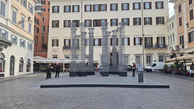 Una “Selva” di alberi trasparenti nel cuore di Roma: 16 colonne alte sei metri in piazza Mignanelli