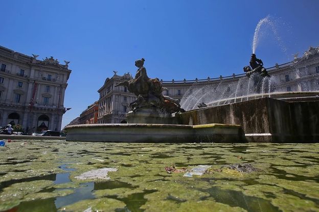 Piazza Esedra, la fontana delle Naiadi è una discarica