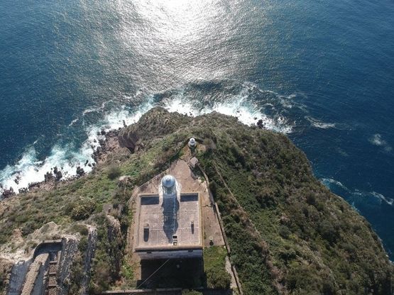 In volo su Ischia: lo spettacolo del faro di Punta Imperatore col drone