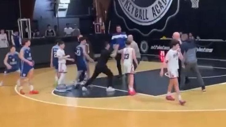 Basket, aggressione shock a Roma: padre invade il campo e prende a pugni un 14enne
