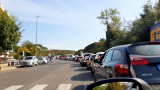 Rifiuti a Roma, flop raccolta ingombranti a Labaro: "Cittadini rimandati indietro"