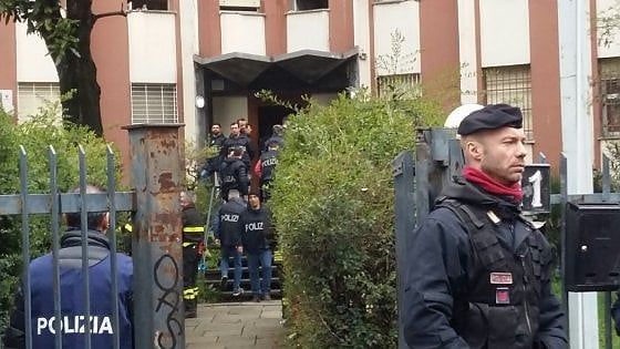 Blitz all'alba in via Cavezzali a Milano, sgomberato il 'fortino della droga': 202 controllati e 43 denunciati